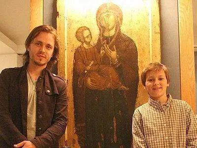 Interjú előtt a keresztség a gyermek, miközben az áthalad, hogy kérje (elöl) Interjú előtt a keresztség a gyermek, miközben az áthalad, hogy kérjen