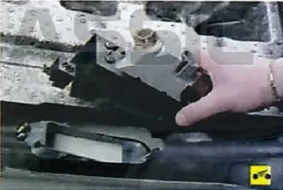Eltávolítása, bontás és telepítése hátsó lökhárító Nissan Almera klasszikus (hátul) Eltávolítása, bontás és telepítése hátsó lökhárító Nissan Almera klasszikus