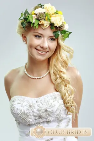 Esküvői frizura virágkoszorú Photo (virágkoszorú a menyasszony) Esküvői frizura virágkoszorú Photo