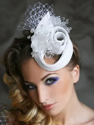 Esküvői kalapok és fotók esküvői ruhák sisakok elegáns modellek