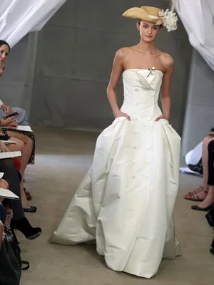 Esküvői kalapok és fotók esküvői ruhák sisakok elegáns modellek