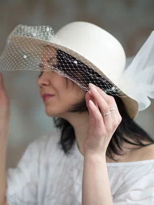 Esküvői kalapok és fotók esküvői ruhák sisakok elegáns modellek