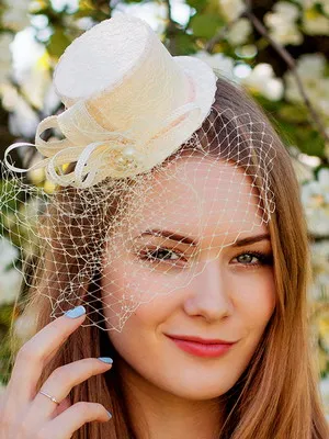 Esküvői kalapok és fotók esküvői ruhák sisakok elegáns modellek