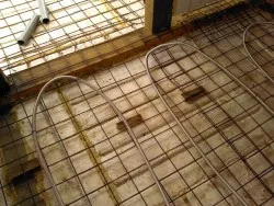 Fűtött padló a fürdővízzel, és hogyan lehet az elektromos padlófűtés a fürdőben a kezével, video (fürdő) Fűtött padló a fürdővízzel, és hogyan lehet az elektromos padlófűtés a fürdőben kezével videó
