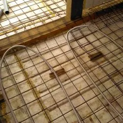 Fűtött padló a fürdőben a kezét, hogyan lehet a víz és az elektromos padlófűtés a fürdőben, az utasítás (víz) Fűtött padló a fürdőben a kezét, hogyan lehet a víz és az elektromos padlófűtés a fürdőben, a használati