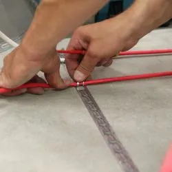 Fűtött padló a fürdőben a kezét, hogyan lehet a víz és az elektromos padlófűtés a fürdőben, az utasítás (meleg) Fűtött padló a fürdőben a kezét, hogyan lehet a víz és az elektromos padlófűtés a fürdőben, a használati