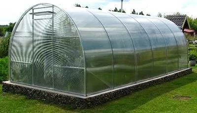 Greenhouse polikarbonát szerelés saját kezében (polikarbonát) Greenhouse polikarbonát szerelés saját kezét