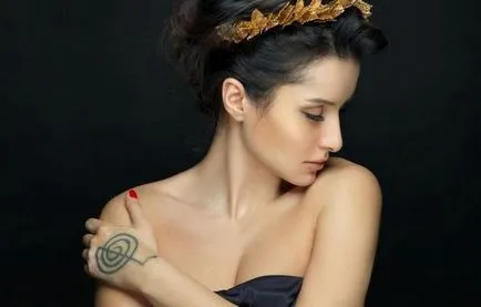 Tattoo Tina Kandelaki érték tetoválás fotó