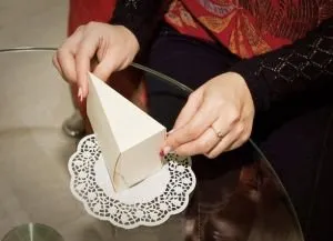 Cake kartonból saját kezűleg, tekintettel a méret a sablon, a mester osztályt fotók és videó tanulságok