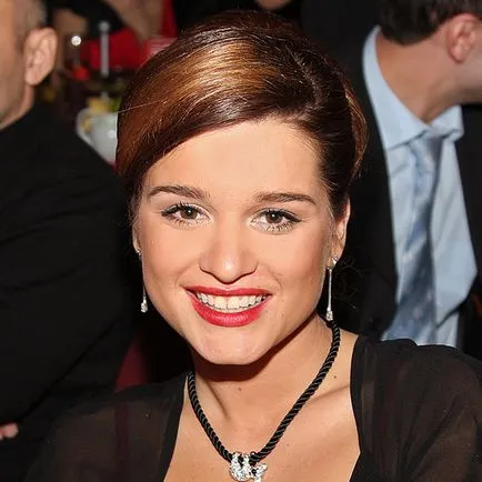 Mivel a haj színét Ksenia Borodina Mivel a haj színét Ksenia Borodina