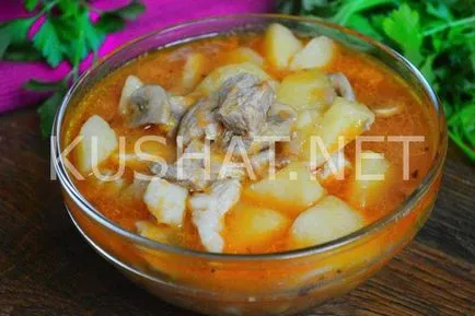 Párolt burgonya hússal és gombák (gombák burgonya hús) Sült burgonya hússal és gombával