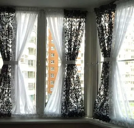 Tüll egy erkély vagy loggia a konyhában, mint az eresz lógni és anélkül (loggia) Tüll egy erkély vagy loggia a konyhában, mint az eresz lógni és anélkül