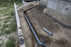 Fektetése szennyvízcsatorna csövek az árokban -, hogyan kell elvégezni video