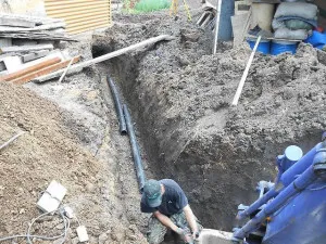 Fektetése szennyvízcsatorna csövek az árokban -, hogyan kell elvégezni video