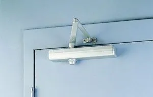 Telepítse ajtócsukó a műanyag ajtó saját kezűleg