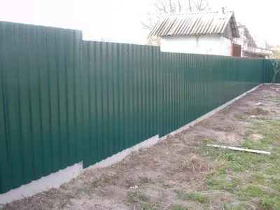 Telepítése kerítés hullámkarton kezük (saját) Telepítése kerítés hullámkarton saját kezűleg