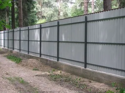 Telepítése kerítés hullámkarton kezeddel (fólia) Telepítése kerítés hullámkarton saját kezűleg