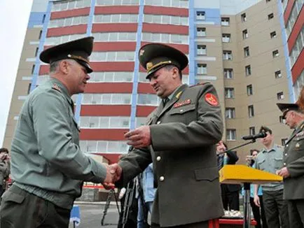 Elbocsátás a katonai bázis a szolgáltatás érdekében a fizetési