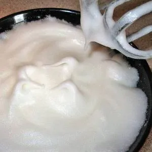 Megtanuljuk, hogyan lehet egyszerű és finom sütemény otthon - egy leírást a recept képekkel