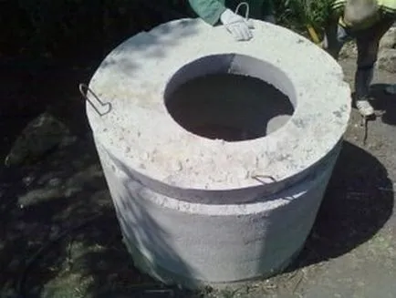 Víznyelő kezét, hogyan lehet egy pöcegödör az országban a beton gyűrűk és műanyag (a) Víznyelő kezét, hogyan lehet egy pöcegödör az országban a beton gyűrűk és műanyag