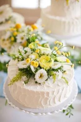 A trend a menyasszonyi torta dekoráció színek (sütemény) A trend a menyasszonyi torta dekoráció virágok