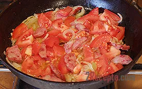 Rántotta kolbásszal és paradicsommal - lépésről lépésre fotó recept (hogyan kell elkészíteni) Rántotta kolbásszal és paradicsommal - lépésről lépésre recept fotók