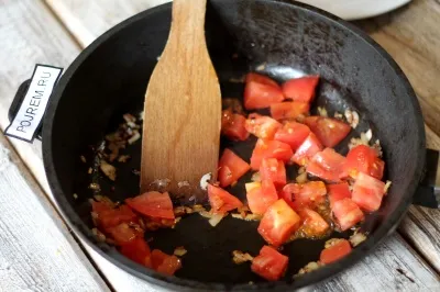 Rántotta paradicsommal és kolbásszal - lépésről lépésre recept, hogyan kell főzni fotókkal