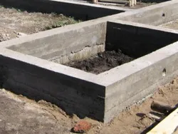Öntött beton a zsaluzat felrakás, nyomást gyakorol a falakon