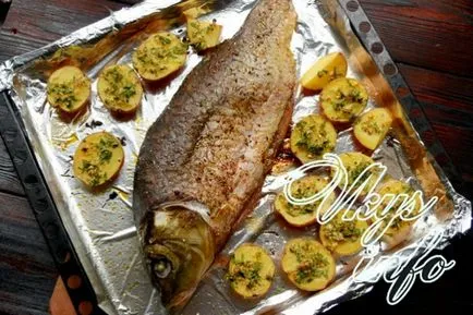 Sült hal burgonyával kemencében recept egy fotó