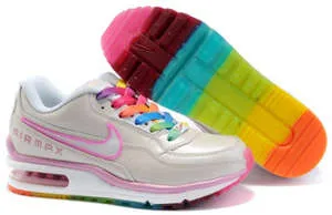 Női airmaksy Nike - élénk rózsaszín és fehér sportcipő (fotók)