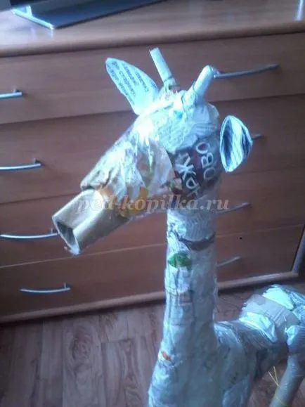 Zsiráf készült papírmasé