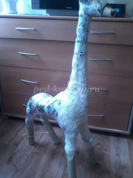 Zsiráf készült papírmasé