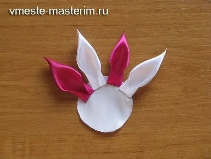 Virág haját a kezével