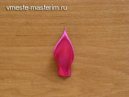 Virág haját a kezével