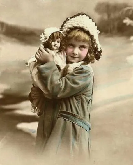 Деца и кукли