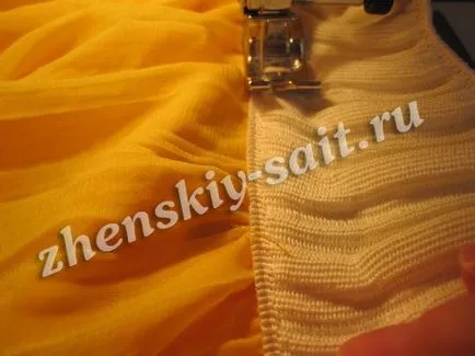 Дълга лятна пола шифон върху еластична шият свои ръце