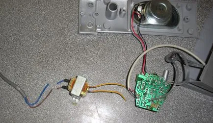 Той направи един блог от конвенционалните високоговорители с USB високоговорители