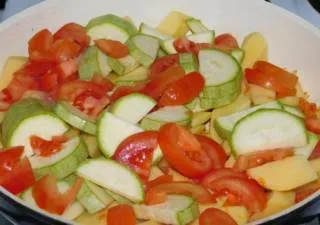 Колко бързо и вкусно да се изнеса картофите с тиквички и домати