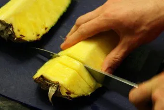 Как да се бели и нарязани ананас по различни начини (нарязани) Как да се бели и нарязани ананас по различни начини