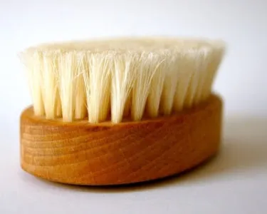 Как да се почисти якето у дома химическо чистене костюм (памучен тампон, за да избършете) на човека Как да се почисти якето у дома химическо чистене костюм на човека