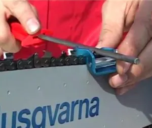 Как да се намали дърво Chainsaw - всички стъпки на видеото (правото да сече дърва) Как да се намали дърво Chainsaw - всички видео стъпки