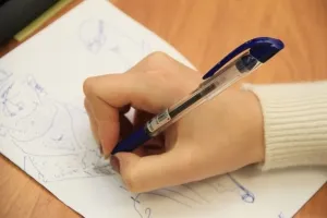 Как да се дешифрира неволни рисунки върху хартия почивка - две плюс две