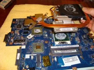 Как да разглобявате Acer 5742g (5742) и чисти от прах (прах) Как да разглобявате Acer 5742g (5742) и чисти от прах