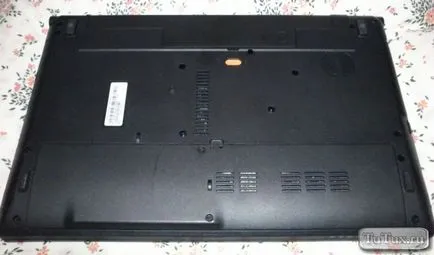 Как да премахнете капака на батерията на ACER лаптоп