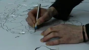 Карта на света на стената с ръце