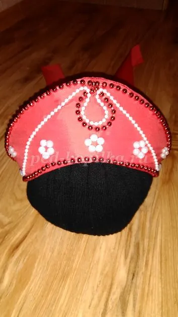 Kokoshnik в битов стил с ръцете си в етапа със снимки