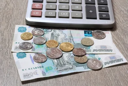 Когато изчислява и изплаща на тримесечие бонус