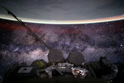 Cosmos се намира близо до реалните снимки на Марс, Сатурн и Слънцето
