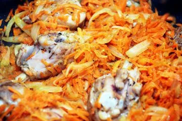 Пиле яхния с моркови домашно сос