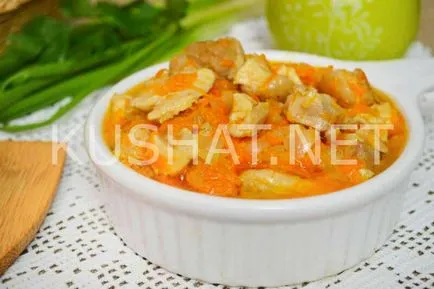 Пиле задушено с лук и моркови